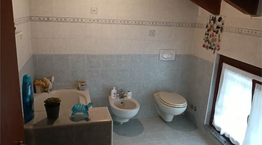 bagno mansarda con vasca